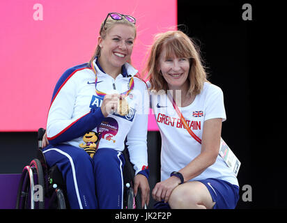 Großbritanniens Hannah Cockroft mit ihrer Goldmedaille und Trainer Jenni Banks nach der Frauen 400 m-Finale T34 tagsüber acht der 2017 Para Leichtathletik-Weltmeisterschaften in London Stadion. Stockfoto