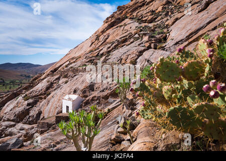 Die kleine weiße Kapelle unserer lieben Frau von der Rock (Ermita de Nuestra Señora De La Pena) sitzt auf den felsigen Klippen in einem Tal in der Nähe von Vega de Rio Palmas Stockfoto