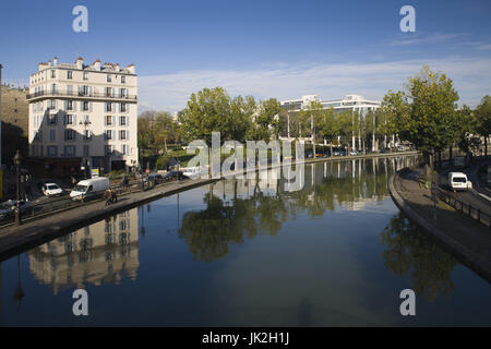 Frankreich, Paris, Canal St-Martin, Gebäude entlang der Quai de Valmy, Herbst Stockfoto