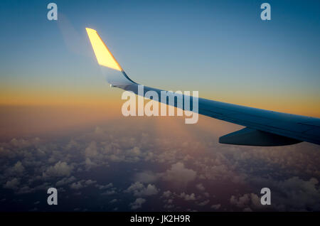 Flugzeugflügel und Wolken über der Tasmansee zwischen Neuseeland und Australien Stockfoto