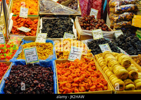 Wyborg, Russland - 6. Oktober 2016. Traditionelle Lebensmittel zum Verkauf auf dem ländlichen Markt in Wyborg, Russland. Vyborg ist ein wichtiger Verkehrsknoten im Norden Stockfoto