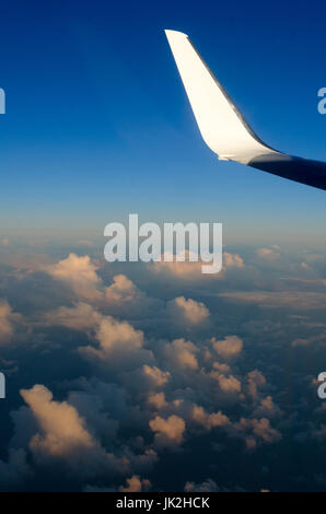 Flugzeugflügel und Wolken über der Tasmansee zwischen Neuseeland und Australien Stockfoto