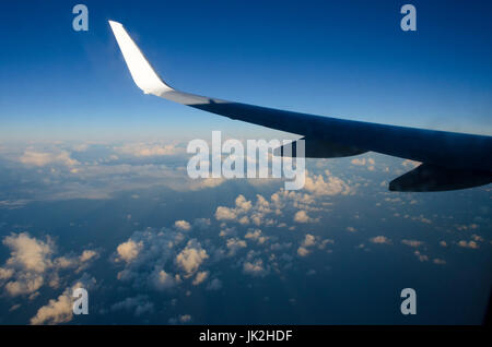 Flugzeugflügel und Wolken über der Tasmansee zwischen Neuseeland und Australien Stockfoto