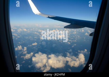 Flugzeugflügel und Wolken über der Tasmansee zwischen Neuseeland und Australien Stockfoto