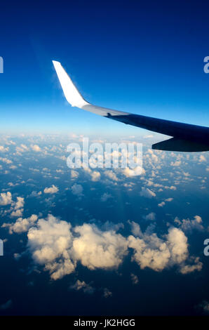 Flugzeugflügel und Wolken über der Tasmansee zwischen Neuseeland und Australien Stockfoto