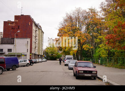 Wyborg, Russland - 16. Oktober 2016. Autos parken auf der Straße im Herbst in Wyborg, Russland. Vyborg ist ein wichtiger Verkehrsknotenpunkt in der Nordwest-Region-o Stockfoto