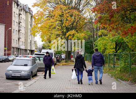 Wyborg, Russland - 16. Oktober 2016. Menschen gehen auf der Straße im Herbst in Wyborg, Russland. Vyborg ist ein wichtiger Verkehrsknotenpunkt in der Nordwest-region Stockfoto