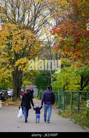 Wyborg, Russland - 16. Oktober 2016. Passanten am Stadtpark in Wyborg, Russland. Vyborg ist ein wichtiger Verkehrsknotenpunkt im Nordwesten der Stockfoto