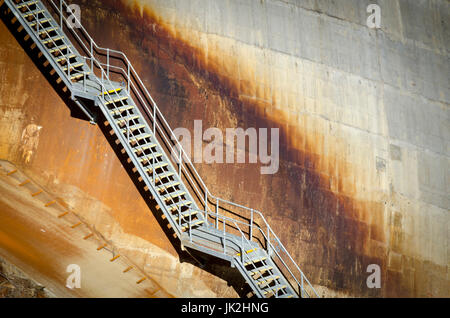 Schritte auf dem Gesicht von moogerah Dam, in der Nähe von Aratula, Queensland, Australien Stockfoto