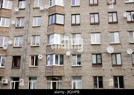 Wyborg, Russland - 16. Oktober 2016. Fassade der alten Wohnung in Vyborg City, Russland. Vyborg ist ein wichtiger Verkehrsknotenpunkt im Nordwesten der Ru Stockfoto