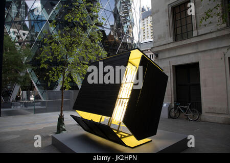 Skulptur in der Stadt am 17. Juli 2017 in der City of London, England, Vereinigtes Königreich. Jedes Jahr kehrt die gefeierte Skulptur in der Stadt Square Mile mit zeitgenössischen Kunstwerken von international renommierten Künstlern in einer öffentlichen Ausstellung von Kunstwerken offen für jedermann zu kommen und interagieren Sie mit und genießen. Schwarze Schuppen von Nathaniel Rackowe 2014-2016 erweitert. Stockfoto