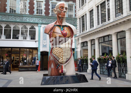 Skulptur in der Stadt am 17. Juli 2017 in der City of London, England, Vereinigtes Königreich. Jedes Jahr kehrt die gefeierte Skulptur in der Stadt Square Mile mit zeitgenössischen Kunstwerken von international renommierten Künstlern in einer öffentlichen Ausstellung von Kunstwerken offen für jedermann zu kommen und interagieren Sie mit und genießen. Tempel von Damien Hirst 2008. Stockfoto