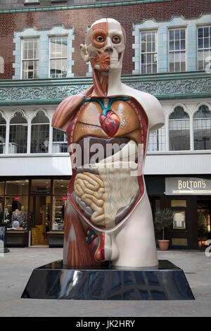 Skulptur in der Stadt am 17. Juli 2017 in der City of London, England, Vereinigtes Königreich. Jedes Jahr kehrt die gefeierte Skulptur in der Stadt Square Mile mit zeitgenössischen Kunstwerken von international renommierten Künstlern in einer öffentlichen Ausstellung von Kunstwerken offen für jedermann zu kommen und interagieren Sie mit und genießen. Tempel von Damien Hirst 2008. Stockfoto
