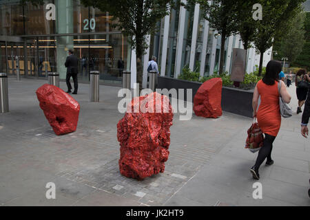 Skulptur in der Stadt am 17. Juli 2017 in der City of London, England, Vereinigtes Königreich. Jedes Jahr kehrt die gefeierte Skulptur in der Stadt Square Mile mit zeitgenössischen Kunstwerken von international renommierten Künstlern in einer öffentlichen Ausstellung von Kunstwerken offen für jedermann zu kommen und interagieren Sie mit und genießen. Untitled X3 Bosco Sodi 2012-15. Stockfoto