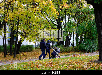 Wyborg, Russland - 16. Oktober 2016. Passanten am Stadtpark in Wyborg, Russland. Vyborg ist ein wichtiger Verkehrsknotenpunkt im Nordwesten der Stockfoto