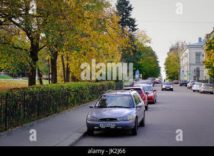 Wyborg, Russland - 16. Oktober 2016. Autos parken auf Straße in der Nähe von öffentlichen Park in Wyborg, Russland. Vyborg ist ein wichtiger Verkehrsknotenpunkt im Nordwesten r Stockfoto