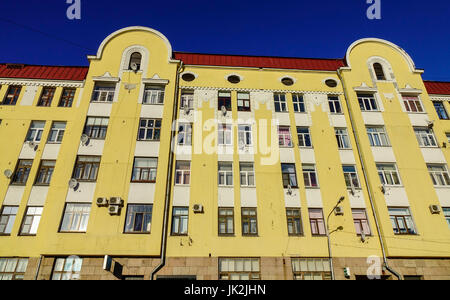 Wyborg, Russland - 5. Oktober 2016. Fassade der alten Wohnung an sonniger Tag in Wyborg, Russland. Vyborg ist 174km nordwestlich von Sankt Petersburg und nur 30km von th Stockfoto