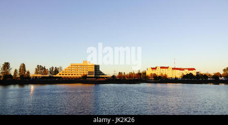 Wyborg, Russland - 5. Oktober 2016. Altbauten mit dem See bei Sonnenuntergang in Wyborg, Russland. Vyborg ist 174km nordwestlich von Sankt Petersburg und nur 30km von t Stockfoto