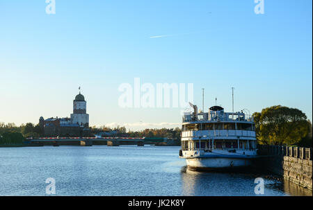 Wyborg, Russland - 5. Oktober 2016. Ein Touristenboot auf dem See in Wyborg, Russland. Vyborg ist 174km nordwestlich von Sankt Petersburg und nur 30km von der finnischen Stockfoto