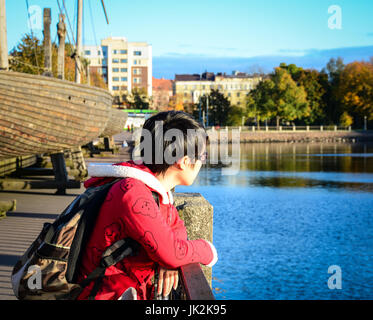 Wyborg, Russland - 5. Oktober 2016. Ein Tourist sehen See Szene in Wyborg, Russland. Vyborg ist 174km nordwestlich von Sankt Petersburg und nur 30km von der finnischen Stockfoto