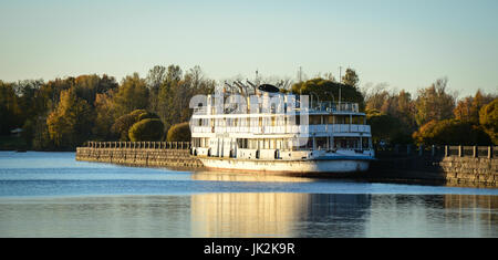 Wyborg, Russland - 5. Oktober 2016. Ein Touristenboot auf dem See bei Sonnenuntergang in Wyborg, Russland. Vyborg ist 174km nordwestlich von Sankt Petersburg und nur 30km von th Stockfoto