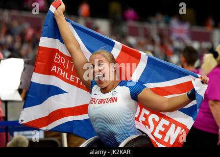 Hannah Cockroft gewann Gold T34 400 m bei den Para Athletics Weltmeisterschaften in London. Feiert mit der gewerkschaftsflagge Stockfoto