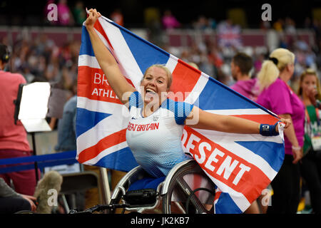 Hannah Cockroft gewann Gold T34 400 m bei den Para Athletics Weltmeisterschaften in London. Feiert mit der gewerkschaftsflagge Stockfoto