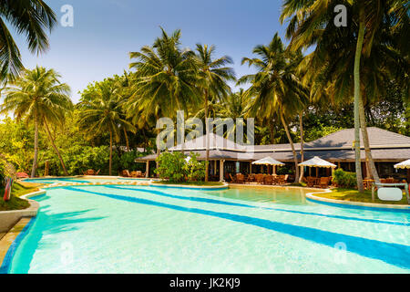 Exotische Pool mit einem schönen Blick auf Meer Stockfoto