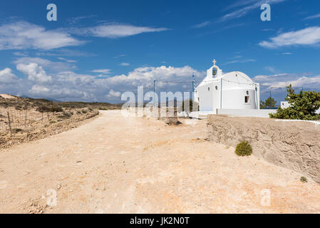 Traditionelle griechische weiße Kirche Agios Konstantinos auf der Insel Milos. Kykladen, Griechenland. Stockfoto