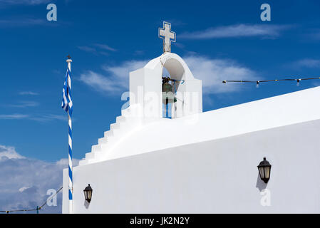 Traditionelle griechische weiße Kirche Agios Konstantinos auf der Insel Milos. Kykladen, Griechenland. Stockfoto