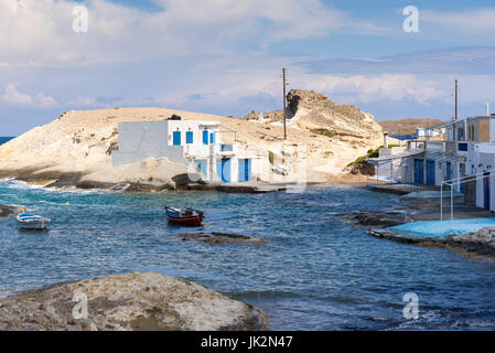 Kleine und ruhige Meer Siedlung Agios Konstantinos auf Insel Milos. Kykladen, Griechenland. Stockfoto