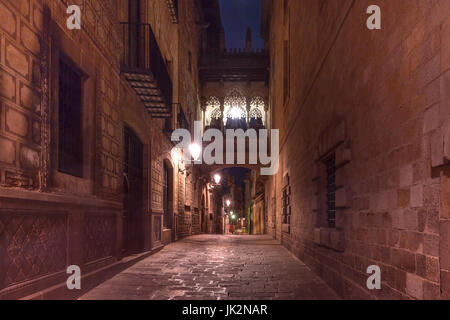 Carrer del Bisbe im gotischen Viertel, Barcelona Stockfoto