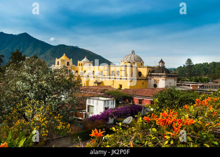 Blick von Terrasse mit Blumen zum barocken Kirche La Merced in Antigua Guatemala, 1749 ultrabaroque Guatemalas. Stockfoto