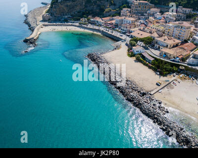 Luftaufnahme von einem Strand und Pier mit Kanus, Boote und Sonnenschirmen. Pizzo Calabro, Kalabrien, Italien Stockfoto