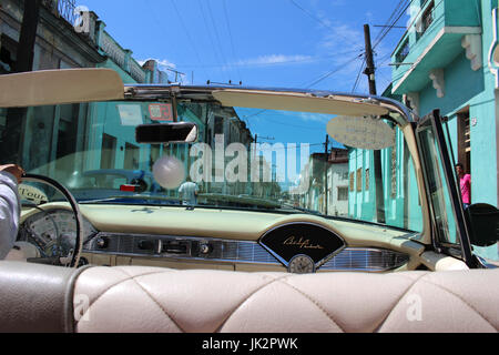 Blick vom Rücksitz eines amerikanischen Oldtimer in Havanna Stockfoto