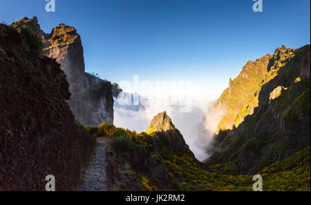 Weg zwischen Pico Arieiro und Pico Ruivo Stockfoto