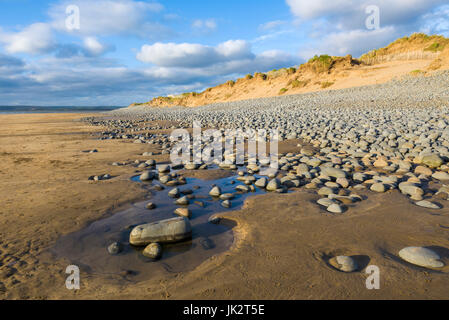 Die Kiesel Ridge und Sanddünen am Strand von Norham Burrows, North Devon, England. Stockfoto