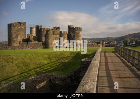 Caerphilly Castle aus dem Graben Stockfoto