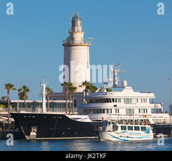 Málaga, Costa Del Sol, Provinz Malaga, Andalusien, Südspanien.  Ausflugsschiff im Hafen von Málaga.  Im Hintergrund ist der Leuchtturm, bezeichnet Stockfoto