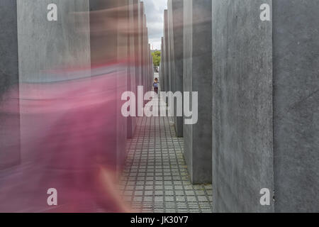 BERLIN, Deutschland - Juli 2015: Frau zu Fuß in das Denkmal für die ermordeten Juden Europas, auch bekannt als das Holocaust-Mahnmal (Deutsch: Holocaust-Mah Stockfoto