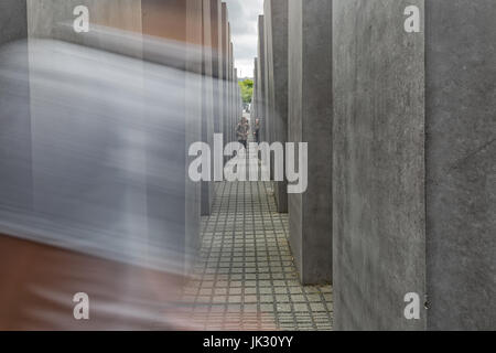 BERLIN, Deutschland - Juli 2015: Frau zu Fuß in das Denkmal für die ermordeten Juden Europas, auch bekannt als das Holocaust-Mahnmal (Deutsch: Holocaust-Mah Stockfoto