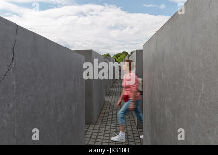 BERLIN, Deutschland - Juli 2015: Frau zu Fuß in das Denkmal für die ermordeten Juden Europas, auch bekannt als das Holocaust-Mahnmal (Deutsch: Holocaust-Mah Stockfoto