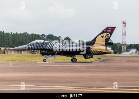 F-16 der türkischen Luftwaffe auf 2017 Royal International Air Tattoo am Royal Air Force Fairford in Gloucestershire - das größte Militär gesehen Stockfoto