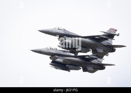 US-Luftwaffe Lockheed Martin F-16 Fighting Falcon Überflug am Fairford International Air Tattoo 2017 Stockfoto