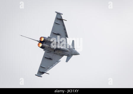 Royal Air Force RAF Euro Fighter Typhoon auf der Zielseite Ansatz nach Anzeige bei Royal International Air Tattoo 2017 RIAT Stockfoto