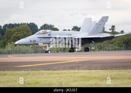 Spanische Luftwaffe Mcdonnell Douglas F/A-18 Hornet durchführen seine Aerobatic Anzeige bei Fairford International Air Tattoo RIAT 2017 Stockfoto