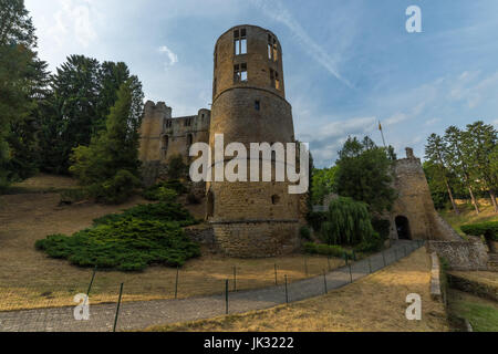 Mittelalterliche Burg unter Bäumen und blauen Himmel in Luxemburg. Stockfoto