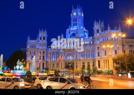 Plaza De La Cibeles (Kybele Quadrat) - Central Post Office (Palacio de Comunicaciones), beleuchtet in der Nacht in Madrid, Spanien Stockfoto