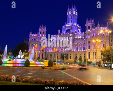 Plaza De La Cibeles (Kybele Quadrat) - Central Post Office (Palacio de Comunicaciones), beleuchtet in der Nacht in Madrid, Spanien Stockfoto