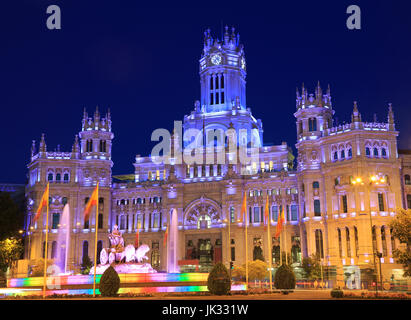 Plaza De La Cibeles (Kybele Quadrat) - Central Post Office (Palacio de Comunicaciones), beleuchtet in der Nacht in Madrid, Spanien Stockfoto